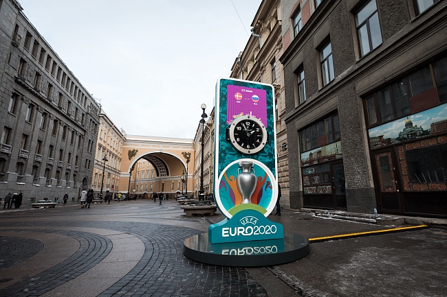 В Санкт-Петербурге запустили обратный отсчет времени до начала чемпионата Европы по футболу 2020 с помощью часов Hublot фото № 1