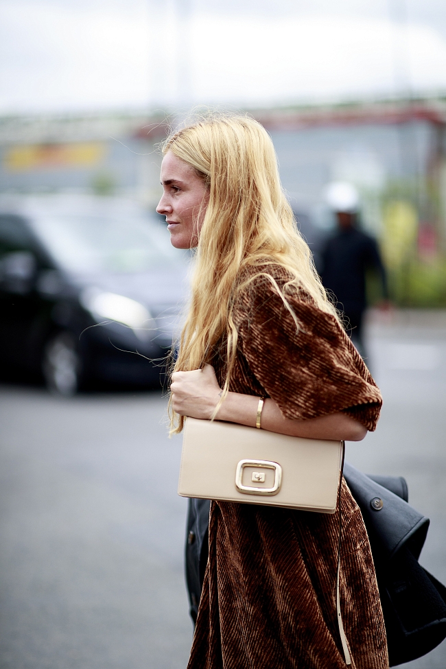 Бланка Миро с сумкой-багетом на Неделе моды в Париже сезона весна-лето 2022 фото № 5