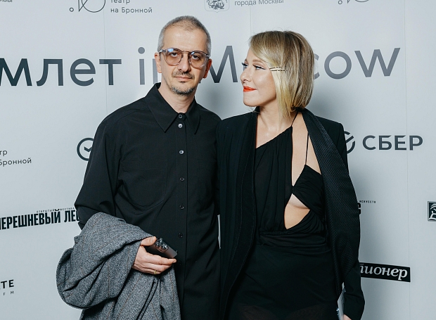 Ксения Собчак учит, как носить платья с откровенными вырезами, на премьере нового спектакля Константина Богомолова
