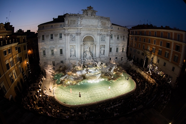 Величественный фонтан Треви, построенный по проекту Николы Сальви в XVIII веке, Сильвия Вентурини Фенди считает самым романтичным местом Рима. На фото: показ Fendi Haute Couture осень-зима 2016 фото № 2