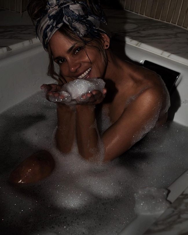 52-летняя Холли Берри поделилась пикантным фото в ванной фото № 1