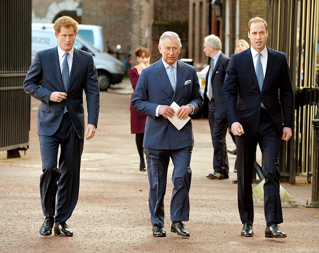 Королевский представитель рассказал правду об отношениях Чарльза с Уильямом и Гарри фото № 2