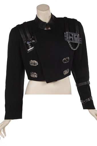 Черная укороченная куртка в стиле милитари, которую Джанет Джексон носила в туре Rhythm Nation Tour 1990 года фото № 4