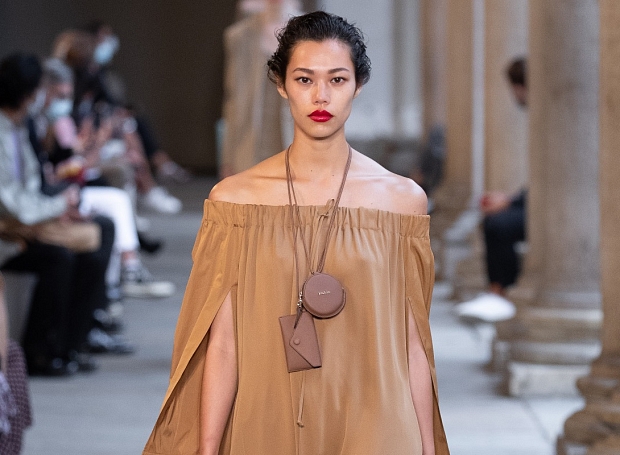 Неделя моды в Милане: монохром, хиджабы и открытые плечи в новой коллекции Max Mara весна-лето — 2021