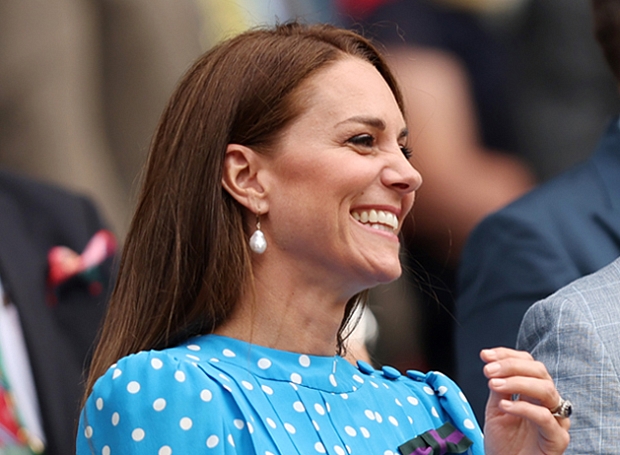 Кейт Миддлтон выбрала голубое платье с любимым принтом в горошек, чтобы посетить турнир Уимблдона