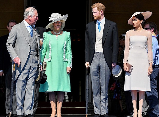 Принц Чарльз с Камиллой Паркер-Боулз и принц Гарри с Меган Маркл фото № 2