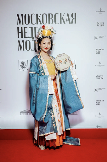 Актриса Лили Цзи в винтажной одежде династии Сун фото № 19