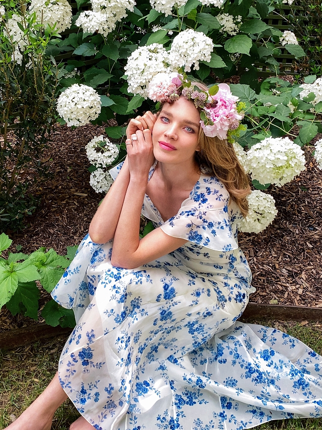 Наталья Водянова в цветочном платье Ralph Lauren на благотворительной вечеринке фото № 1