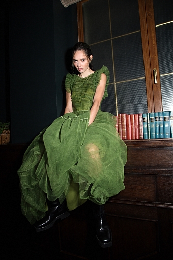 Платье H&M Conscious Exclusive, сапоги Vagabond фото № 9