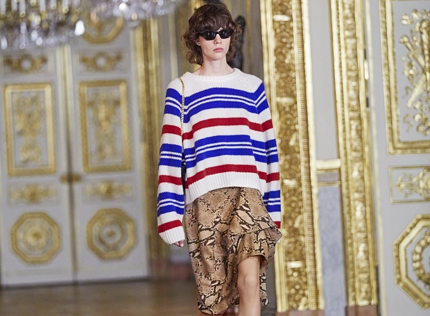 Сочетайте юбки с анималистичным принтом и папины свитеры, как на показе Celine осень-зима 2022/23