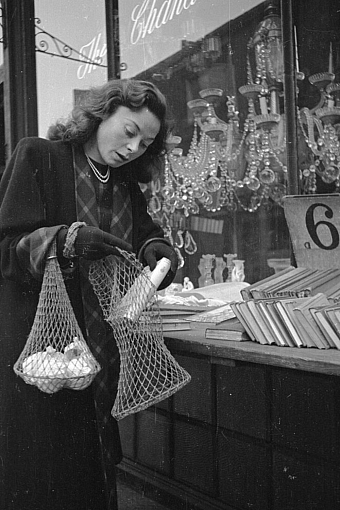 Английская актриса Шиван МакКенна во время шопинга, 1948 год фото № 1
