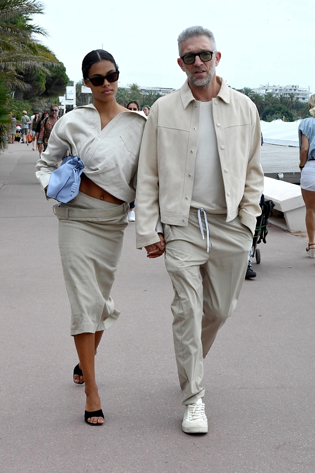 Венсан Кассель и Тина Кунаки в Jacquemus в Каннах, май 2022 года фото № 2