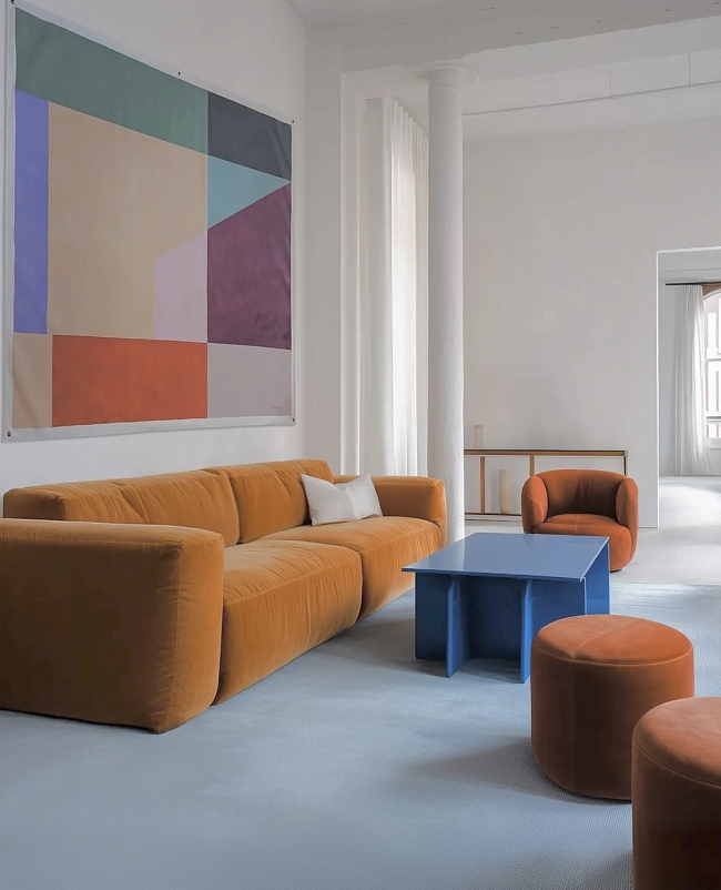 Настенные ковры, бахрома и винтажная мебель: тренды дизайна интерьера фото № 1