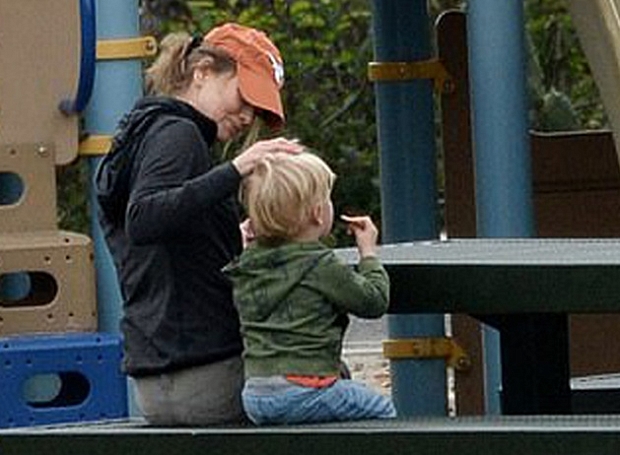 Счастливая мачеха: посмотрите, как трогательно Рене Зеллвегер заботится о двухлетнем сыне своего бойфренда