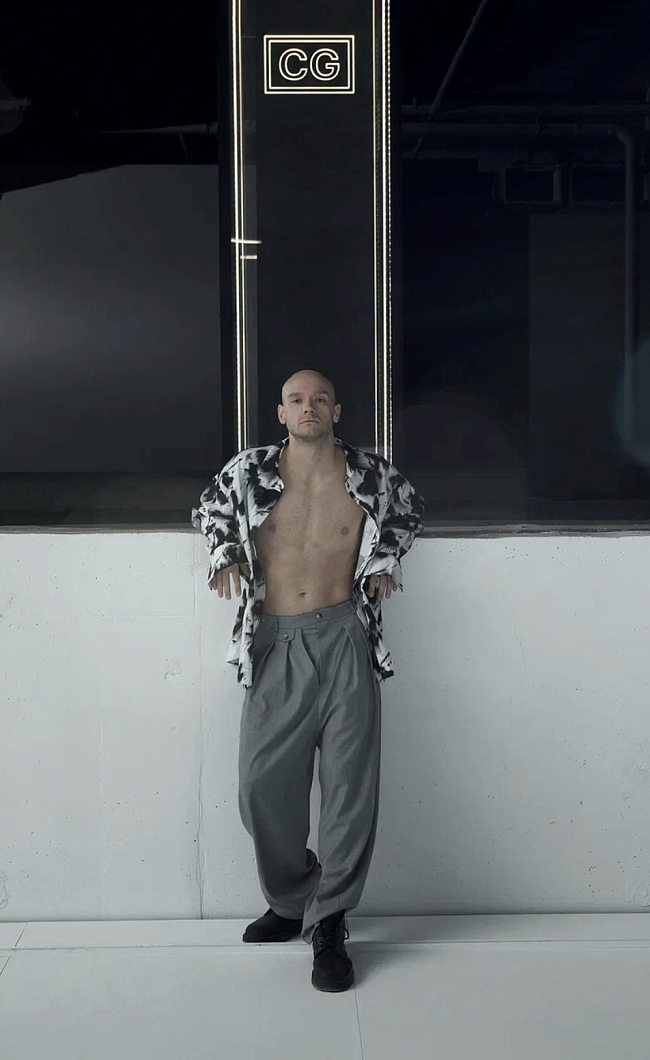 На Романе Осипове: рубашка, брюки, все — Red September; ботинки, собственность героя фото № 10