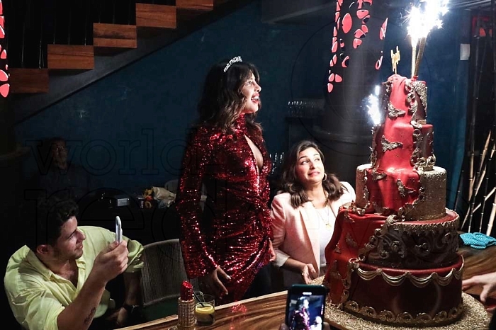 Lady in red: как выглядела Приянка Чопра в свой день рождения фото № 2
