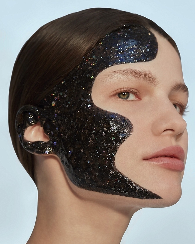 На модели: маска-пленка, повышающая упругость кожи, #GlitterMask, GlamGlow, 5 090 рублей фото № 3