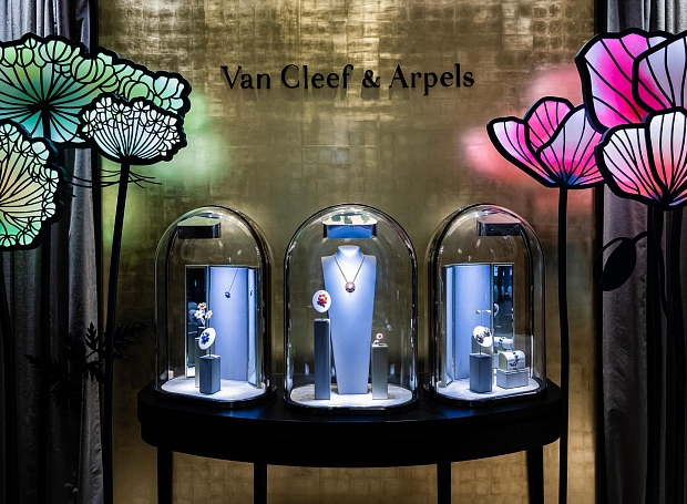 В ГУМе можно увидеть выставку ювелирного искусства Van Cleef & Arpels — Enchanted Garden