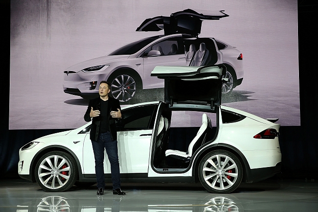 Илон Маск на презентации Tesla Model X Crossover SUV фото № 2