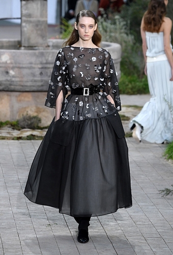 Chanel Haute Couture: Виржини Виар посвятила коллекцию детству Коко Шанель фото № 25