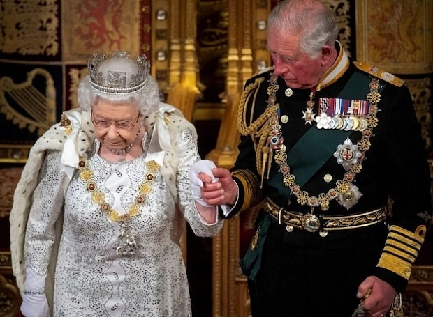 Преемник короны: Елизавета II приступила к передаче власти принцу Чарльзу