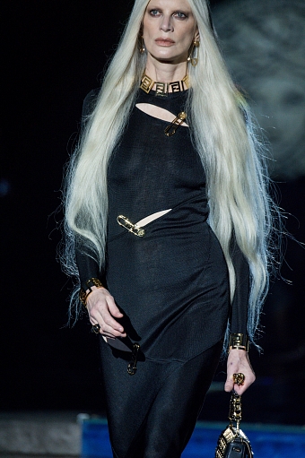 Кристен Маккменами на показе Versace by Fendi фото № 14