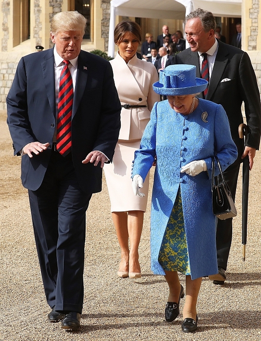Первая встреча Мелании Трамп и королевы Елизаветы II: в чем были дамы фото фото № 4