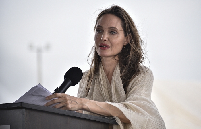 Очень похудела: Анджелина Джоли посетила лагерь беженцев в Венесуэле фото № 4