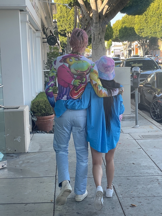 Меган Фокс гуляет в микрошортах и топе вместе с женихом по Лос-Анджелесу фото № 3