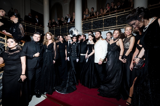 Как носить черный — показывают звезды на балу Петра Аксенова фото № 1