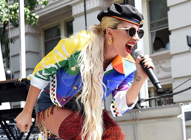 Леди Гага стала курьером на карантине
