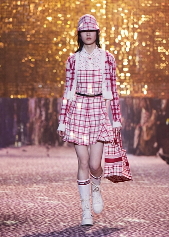 Будущей осенью мы будем носить леопардовый принт и пайетки, как на сегодняшнем показе Dior Pre-Fall 2021 в Шанхае фото № 14