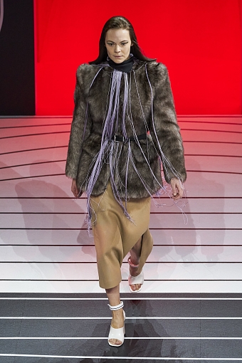 Резиновые сапоги, нейлоновые куртки и другие тренды в новой коллекции Prada осень-зима 2020/21 фото № 3