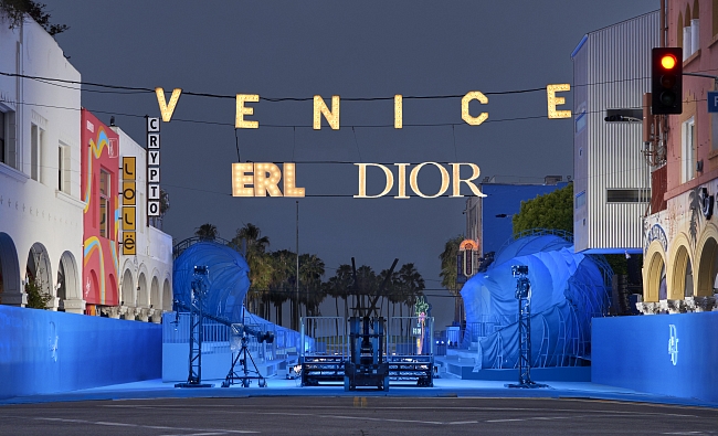 Сценография показа капсульной коллекции Dior Spring 2023 х ERL фото № 1