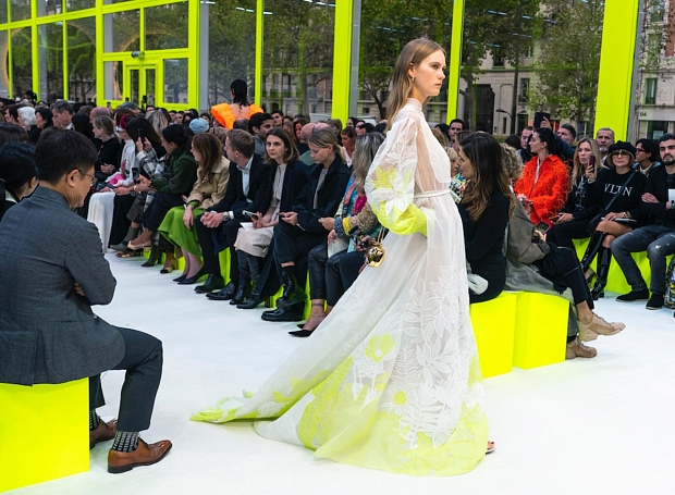 Неделя моды в Париже возвращается к офлайн-показам. Вот какие бренды покажут весенне-летние коллекции на подиумах