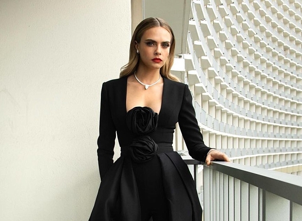 Кара Делевинь в невероятно элегантном черном платье с брюками появилась на на SAG Awards