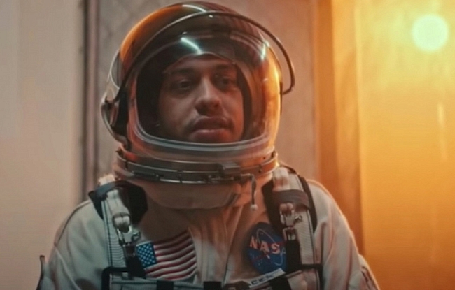 В Saturday Night Live Пит Дэвидсон уже играл астронавта фото № 2