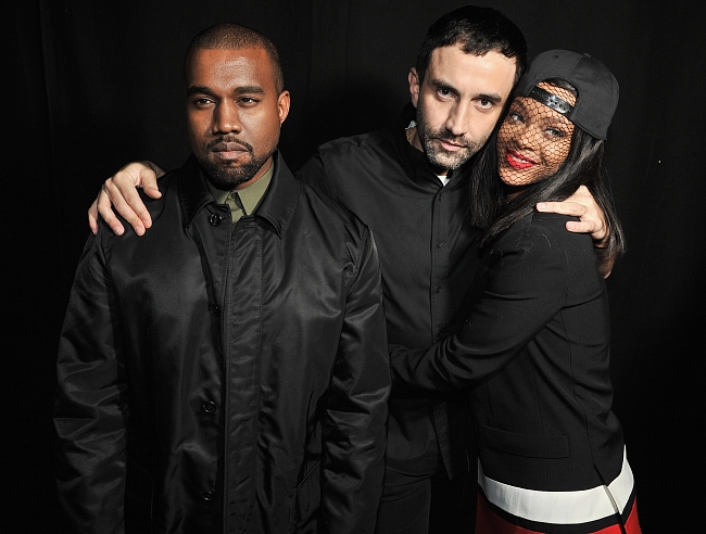 Канье Уэст, Риккардо Тиши и Рианна перед показом Givenchy, 2014 год фото № 7