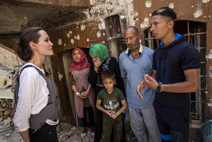 «Люди здесь потеряли все»: Анджелина Джоли посетила разрушенный город в Ираке фото № 1
