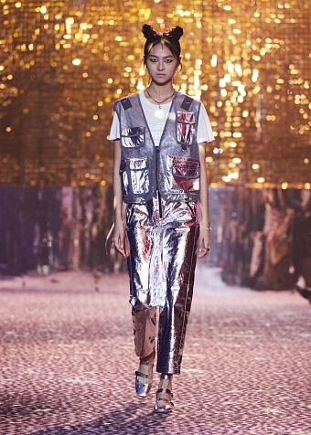 Будущей осенью мы будем носить леопардовый принт и пайетки, как на сегодняшнем показе Dior Pre-Fall 2021 в Шанхае фото № 6