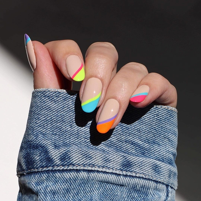 Разноцветные кончики ногтей — весенняя альтернатива французскому маникюру. Фото: @nailpolishsociety фото № 9