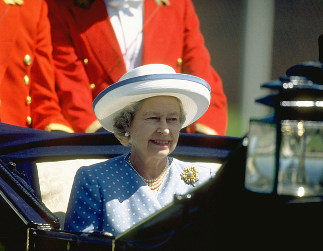 Елизавета II на королевских скачка в Аскоте, 1993 фото № 5