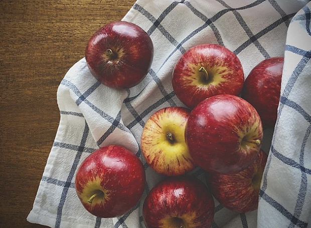 Молодая и красивая или с морщинами и высыпаниями: что будет с кожей, если есть яблоки каждый день?