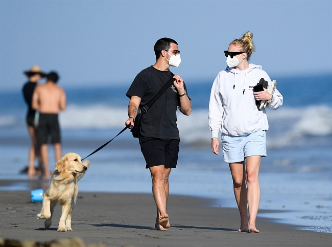Только посмотрите, как мило гуляют беременная Софи Тернер и Джо Джонас фото № 1