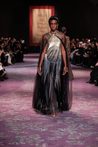«Что если бы женщины правили миром»: коллекция Christian Dior Haute Couture весна-лето 2020 фото № 32