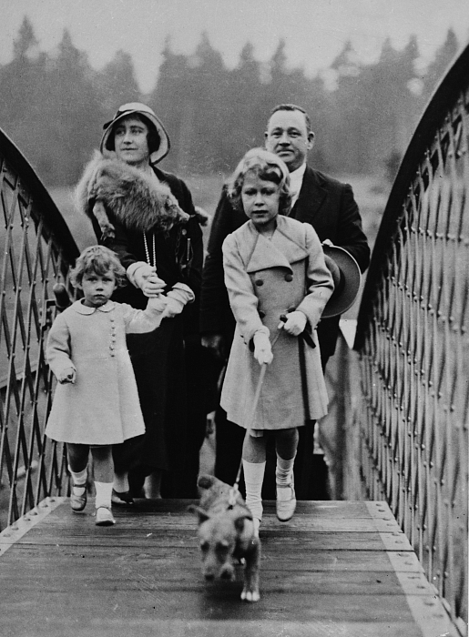 Принцесса Елизавета (будущая королева Елизавета II) и принцесса Маргарет (1930-2002) вместе со своей матерью королевой Елизаветой (1900-2002) переходят железнодорожный мост на станции Гламис в Шотландии, август 1933 года фото № 3
