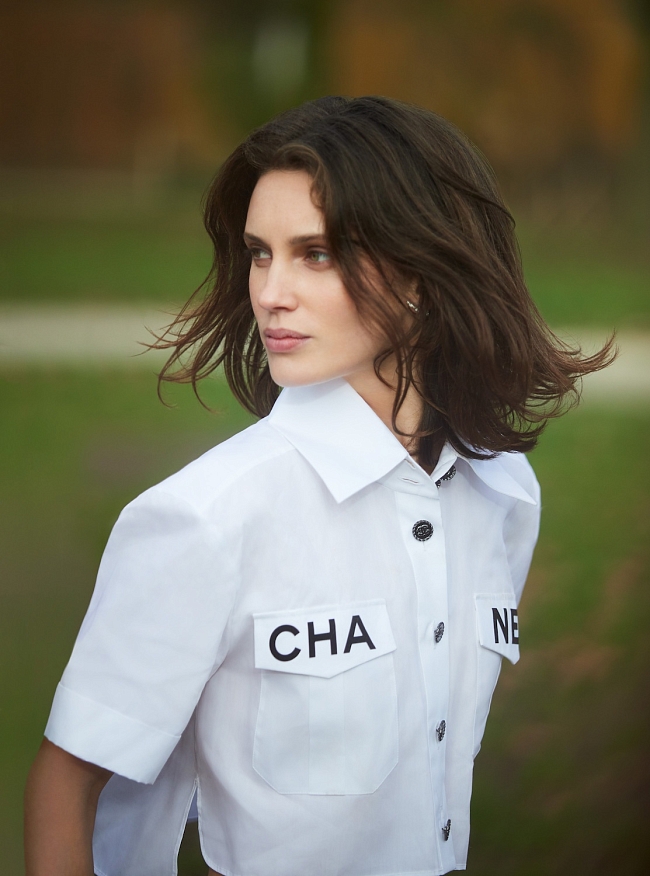 Рубашка, Chanel; серьга Ruban, Chanel Fine Jewelry фото № 4