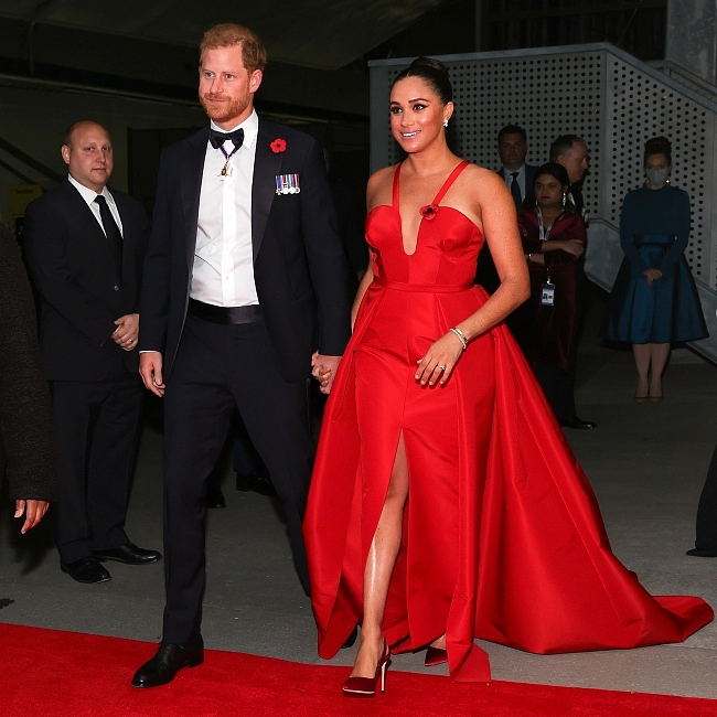 Принц Гарри и Меган Маркл в платье Carolina Herrera фото № 2