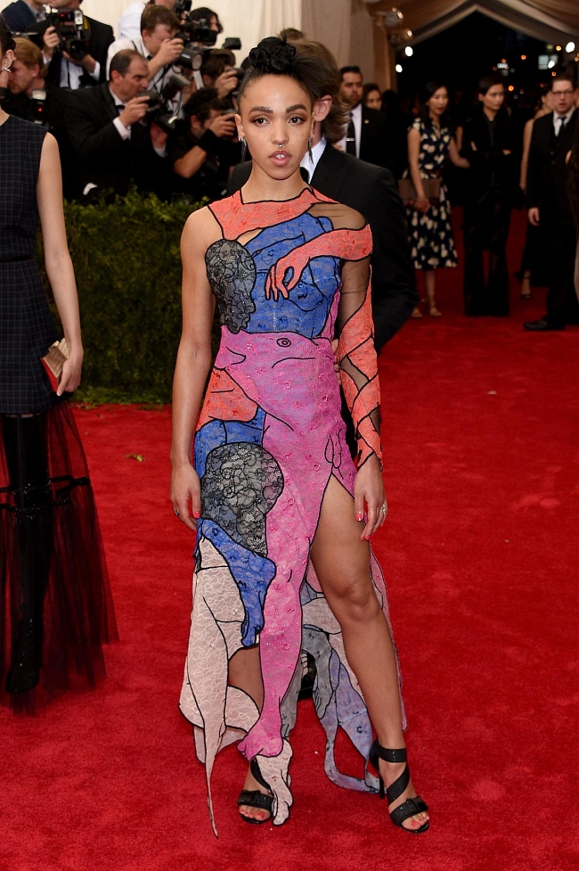 FKA Twigs в Christopher Kane, 2015 год фото № 3