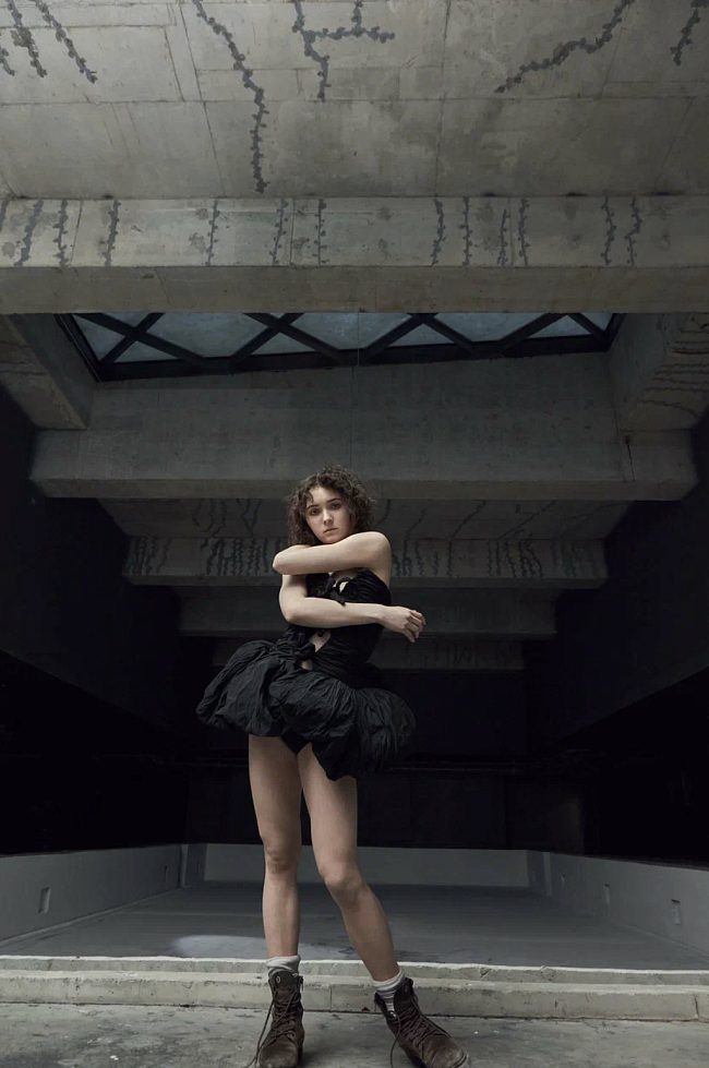 На Ангелине Федоровой: топ, Murashka; носки, Calzedonia; ботинки, собственность героини фото № 16